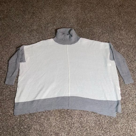 LA CLASSE COUTURE Kiara Poncho Size M/L - Picture 11 of 16